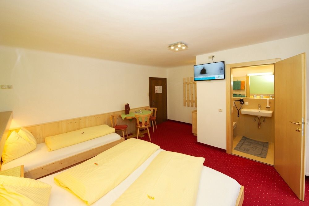 Pension Alpenrose Triple Room, Private Bathroom