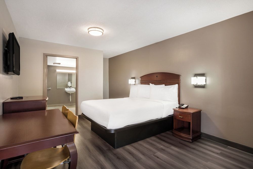 Red Carpet Inn Edison Standard Single Room, 1 King Bed, Accessible 2