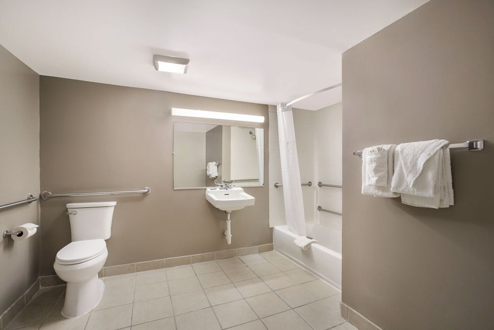 Red Carpet Inn Edison Standard Single Room, 1 King Bed, Accessible 4