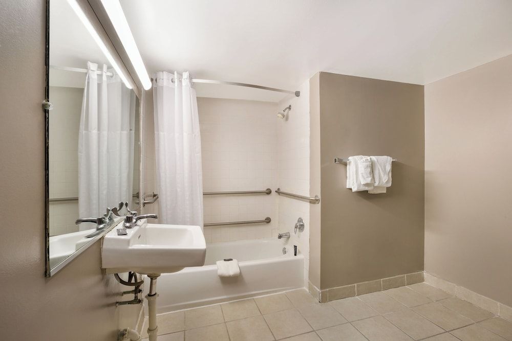 Red Carpet Inn Edison Standard Single Room, 1 King Bed, Accessible 3