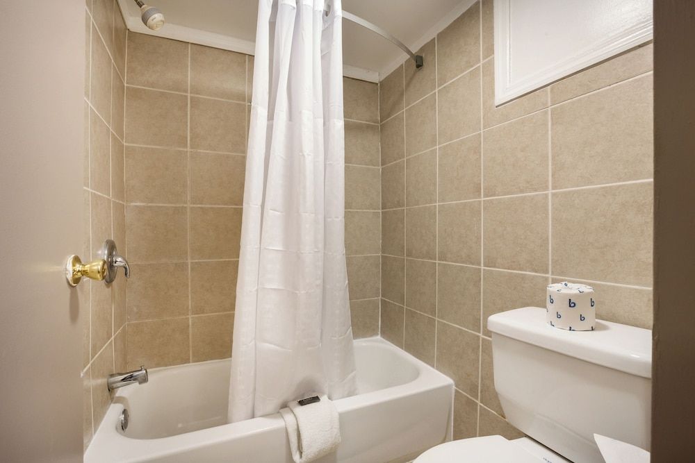 Red Carpet Inn Edison Standard Double Room 4