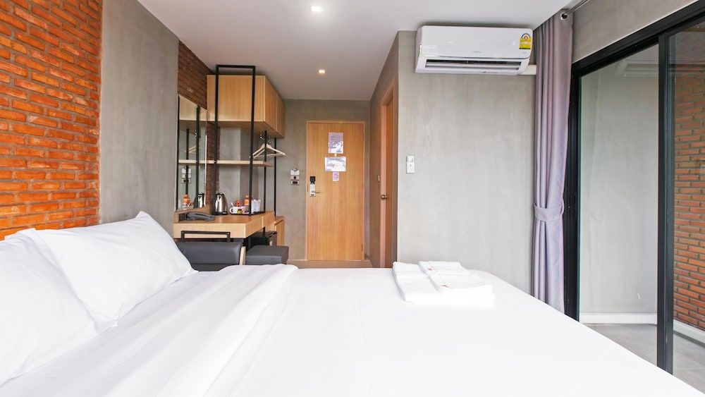 B2 Mukdahan Boutique and Budget Hotel Deluxe Premier Room 5