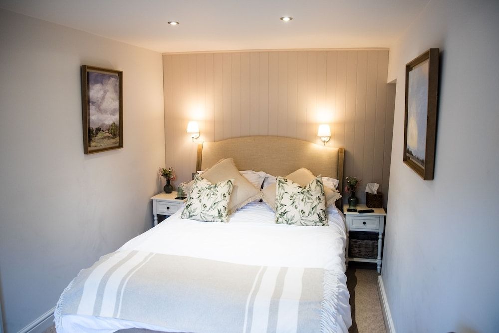 The Family Tree Traditional Double Room, 1 King Bed, Ensuite 4