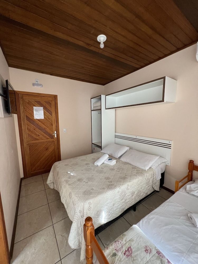 Quarto triplo com varanda
