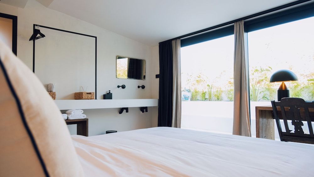 undefined To Be Social House 8