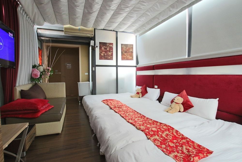 Tanxiang Resort Hotel Sun Moon Lake Presidential Suite 5 people room with sky view 2