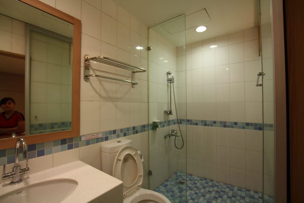 Tanxiang Resort Hotel Sun Moon Lake Presidential Suite 4 people room with sky view 13