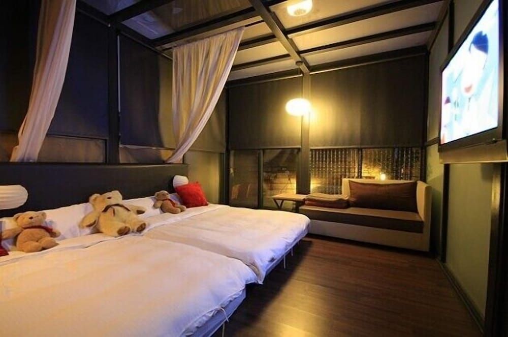 Tanxiang Resort Hotel Sun Moon Lake Presidential Suite 4 people room with sky view 9