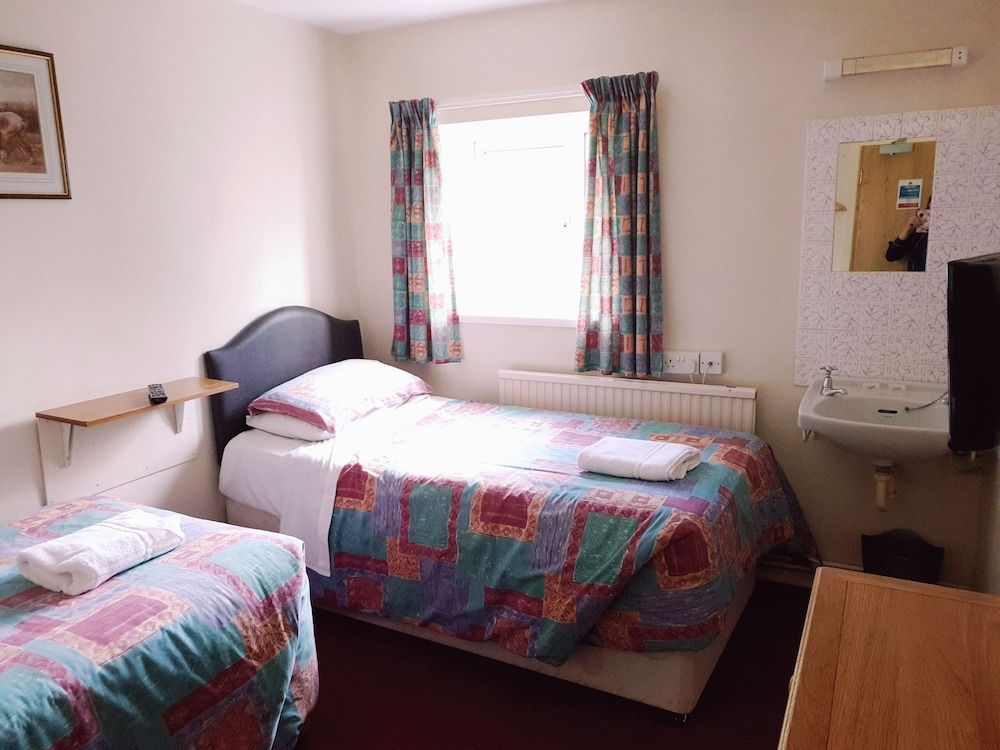Old Priory Guest House Basic Twin Room, 2 Twin Beds (Shared Bathroom) 4
