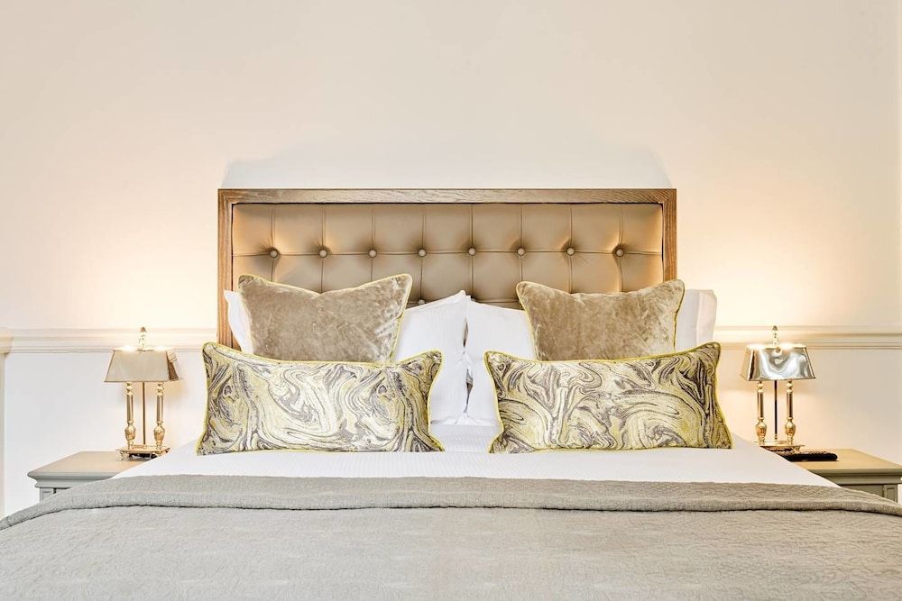 undefined JOIVY Luxury George Street Apartments: Edinburgh Suite 8