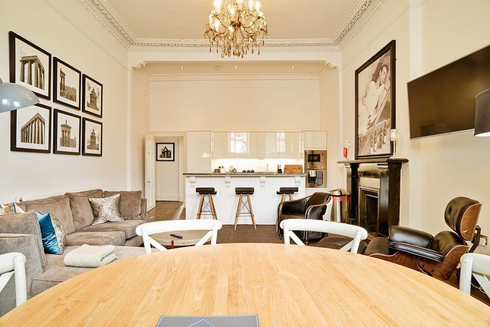 undefined JOIVY Luxury George Street Apartments: Edinburgh Suite 4