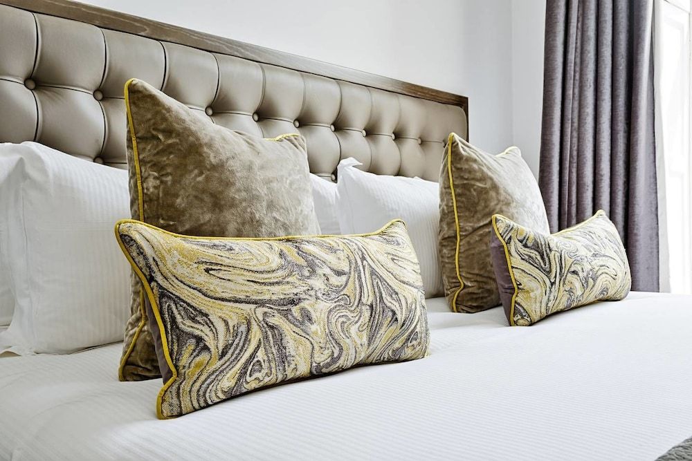 undefined JOIVY Luxury George Street Apartments: Edinburgh Suite 10