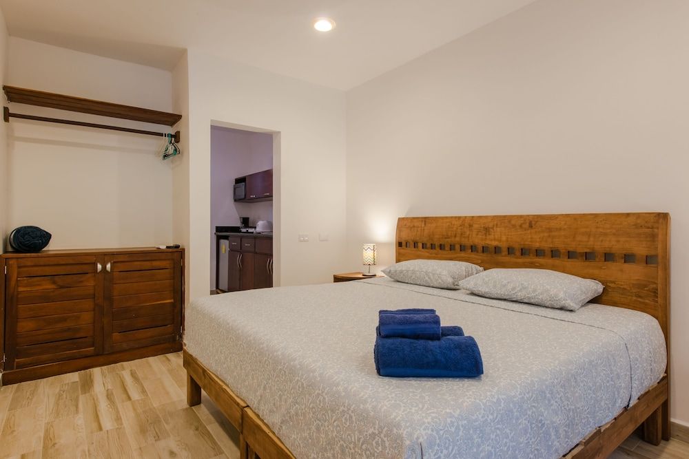 Villas Picalu Studios & Suites Standard Studio, 1 King Bed, Kitchen, City View 2