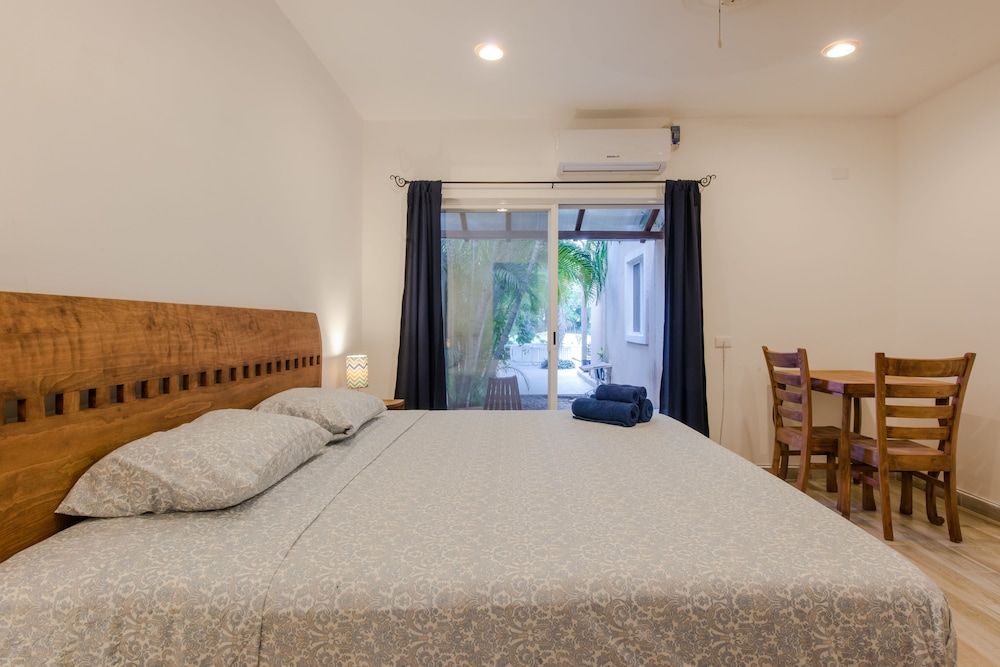 Villas Picalu Studios & Suites Standard Studio, 1 King Bed, Kitchen, City View 3