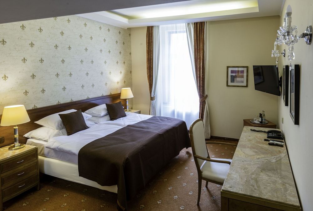 undefined Fleur De Lis Hotel 4