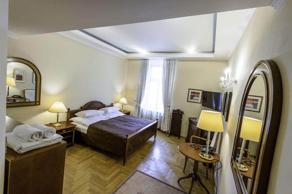 undefined Fleur De Lis Hotel 3