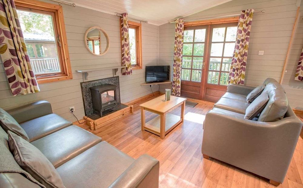 6 Berth Superior Woode Lodge 3 Bed Hot Tub Pet Free