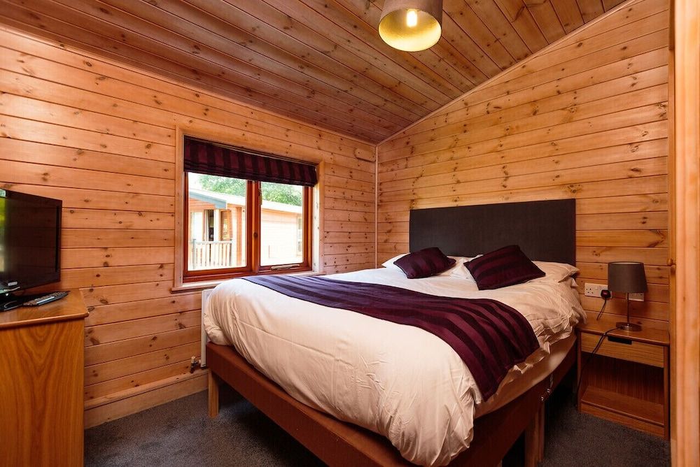 6 Berth Superior Woode Lodge 3 Bed Hot Tub Pet Free