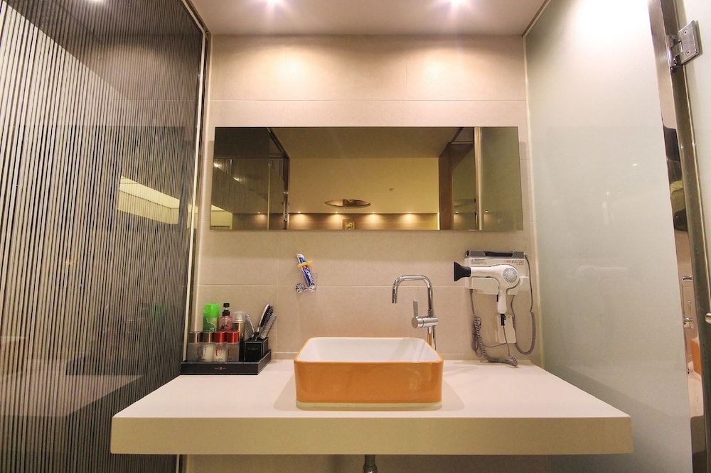 H Drive Hotel Business Twin Room - Styler in room, Smoking/Non smoking will be assigned upon check-in 6