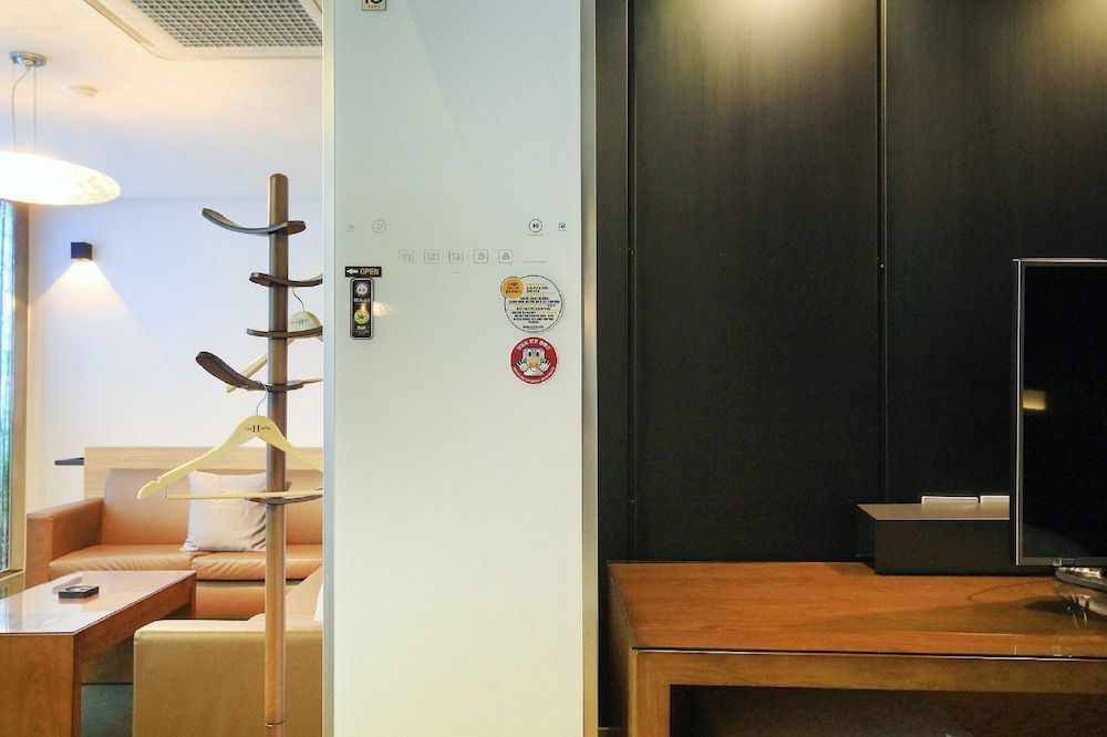 H Drive Hotel Theme Room - BAR,  Styler in room, Smoking/Non smoking will be assigned upon check-in 7