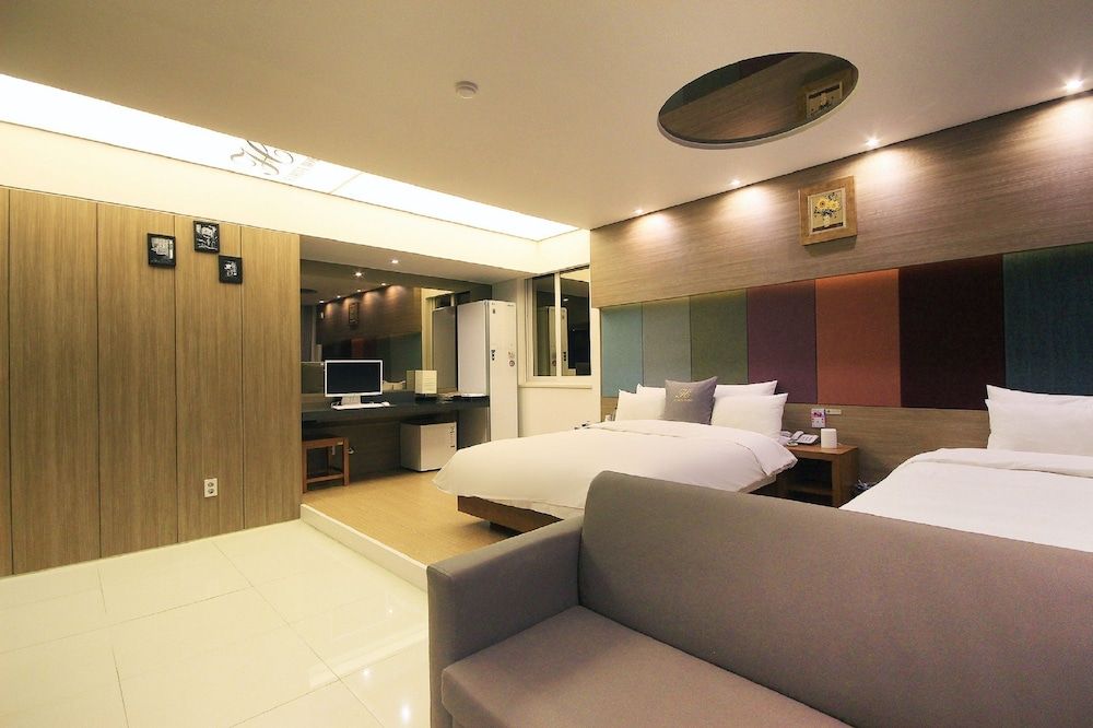 H Drive Hotel Business Twin Room - Styler in room, Smoking/Non smoking will be assigned upon check-in 8