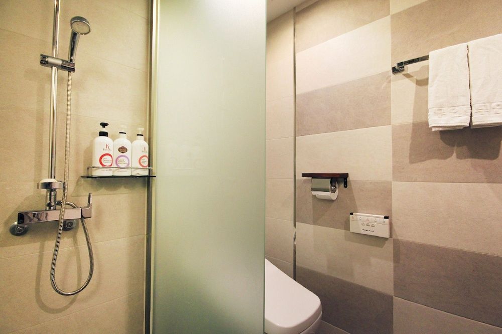 H Drive Hotel Theme Room - BAR,  Styler in room, Smoking/Non smoking will be assigned upon check-in 4