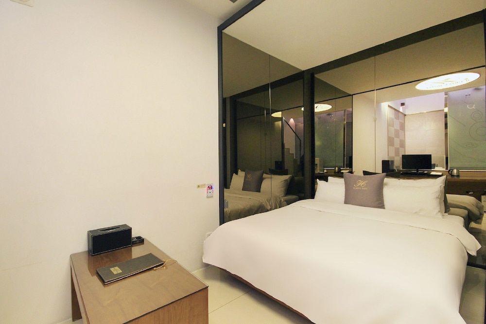 H Drive Hotel Theme Room - BAR,  Styler in room, Smoking/Non smoking will be assigned upon check-in 2