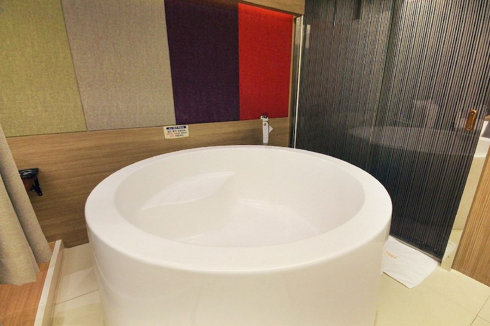 H Drive Hotel Standard Double Room, Bathtub(SPA)-Styler in room,Smoking/Non smoking will be assigned upon check-in 4