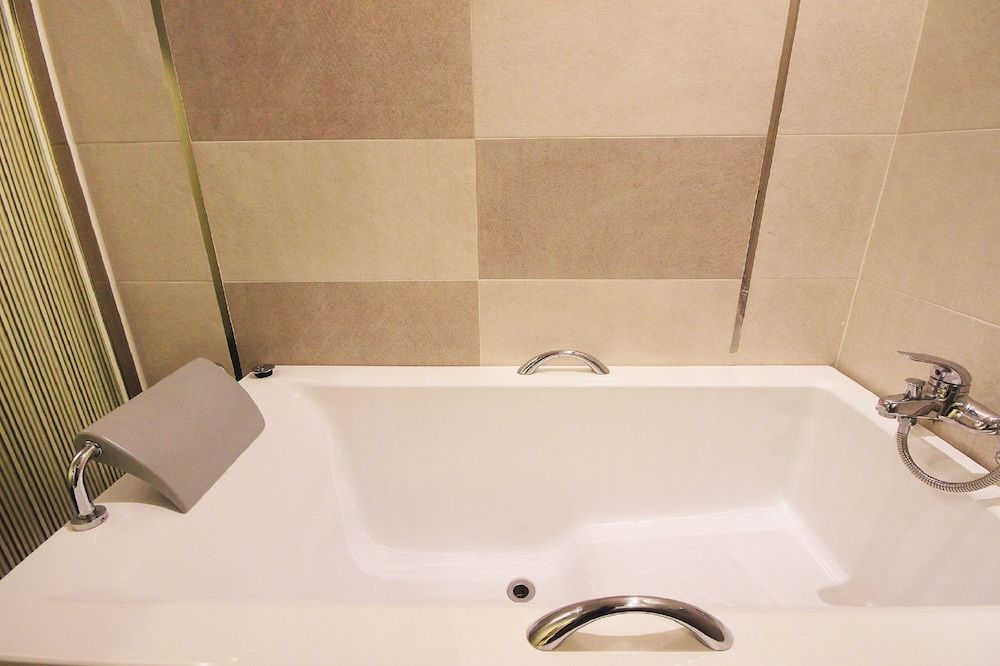 H Drive Hotel Business Twin Room - Styler in room, Smoking/Non smoking will be assigned upon check-in 7