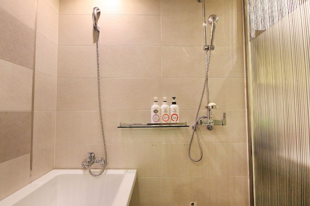 H Drive Hotel Business Twin Room - Styler in room, Smoking/Non smoking will be assigned upon check-in 4