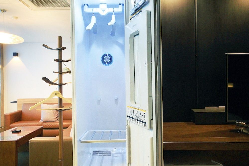 H Drive Hotel Theme Room - BAR,  Styler in room, Smoking/Non smoking will be assigned upon check-in 8