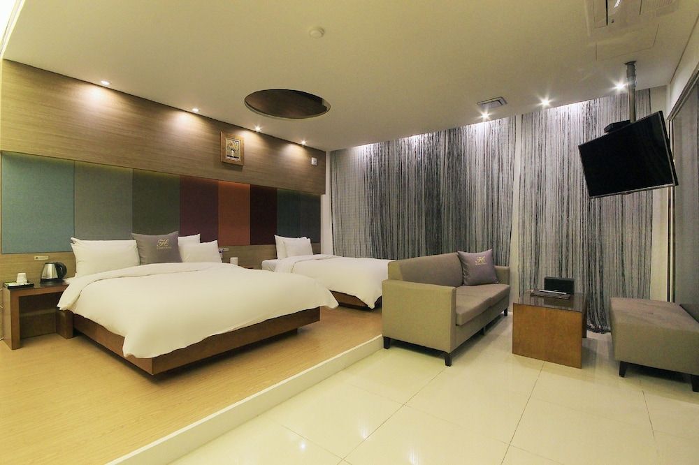 H Drive Hotel Business Twin Room - Styler in room, Smoking/Non smoking will be assigned upon check-in 3