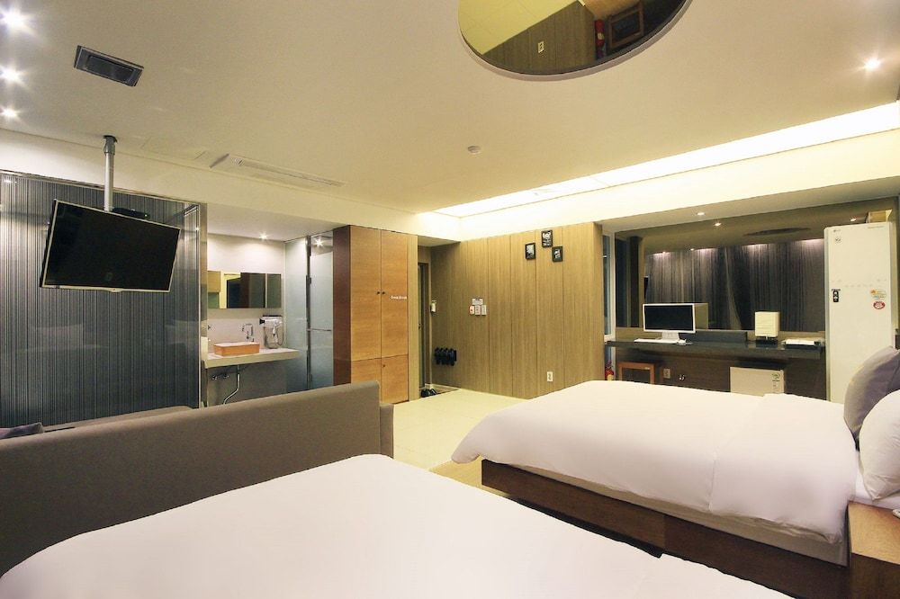 H Drive Hotel Business Twin Room - Styler in room, Smoking/Non smoking will be assigned upon check-in 2