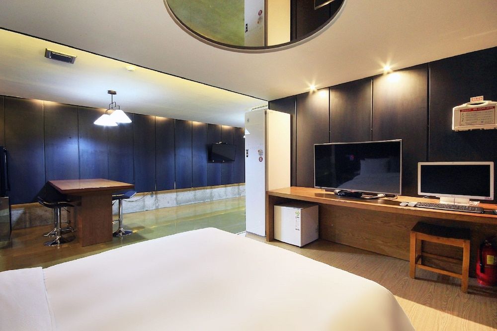 H Drive Hotel Theme Room - BAR,  Styler in room, Smoking/Non smoking will be assigned upon check-in 5