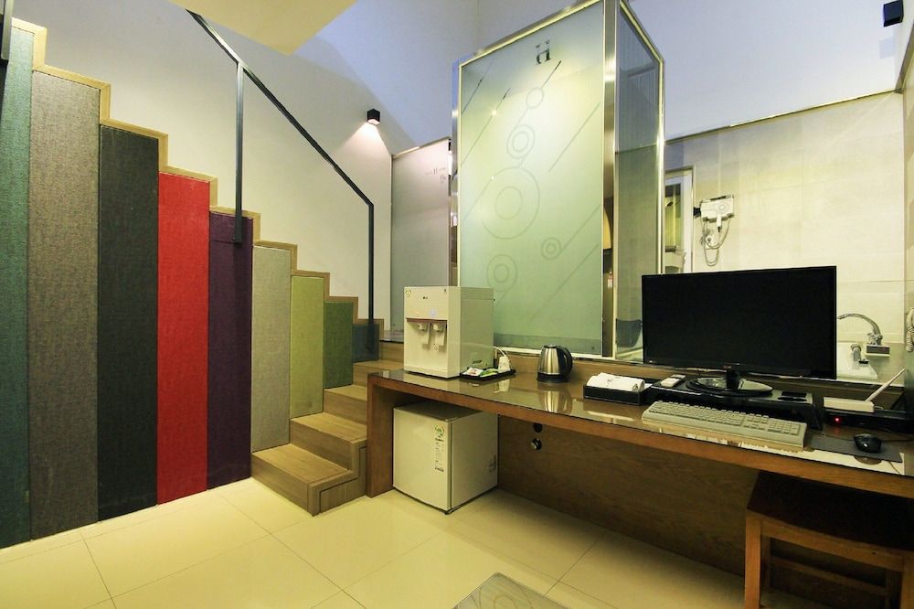 H Drive Hotel Theme Room - BAR,  Styler in room, Smoking/Non smoking will be assigned upon check-in 6