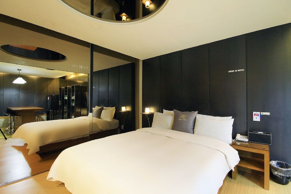 H Drive Hotel Theme Room - BAR,  Styler in room, Smoking/Non smoking will be assigned upon check-in 3