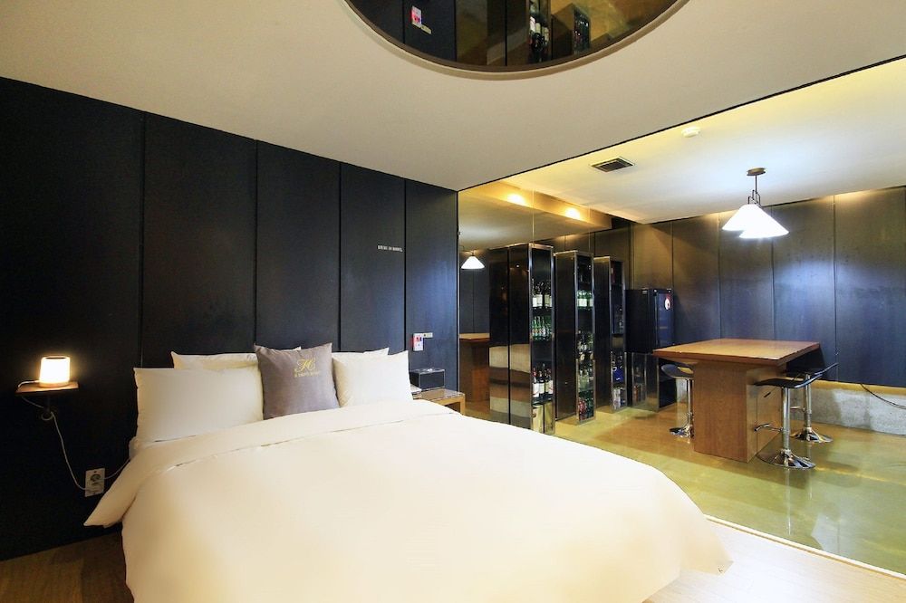 H Drive Hotel Theme Room - BAR,  Styler in room, Smoking/Non smoking will be assigned upon check-in