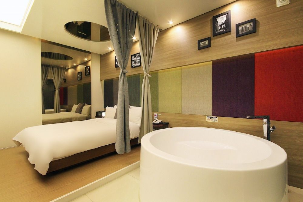 H Drive Hotel Standard Double Room, Bathtub(SPA)-Styler in room,Smoking/Non smoking will be assigned upon check-in