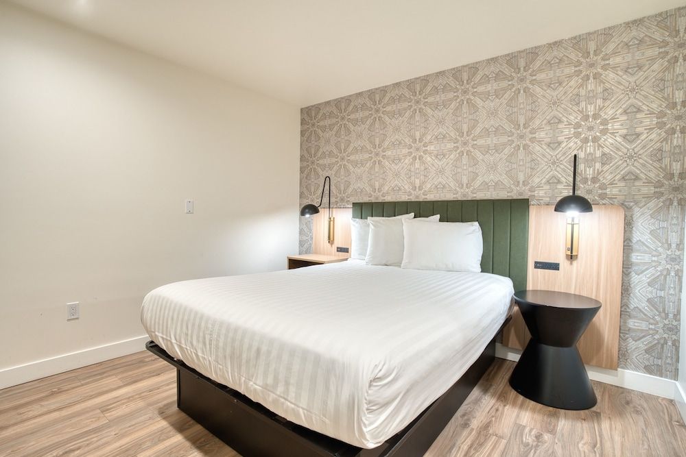 La Casa Inn Deluxe Room, 1 King Bed 5