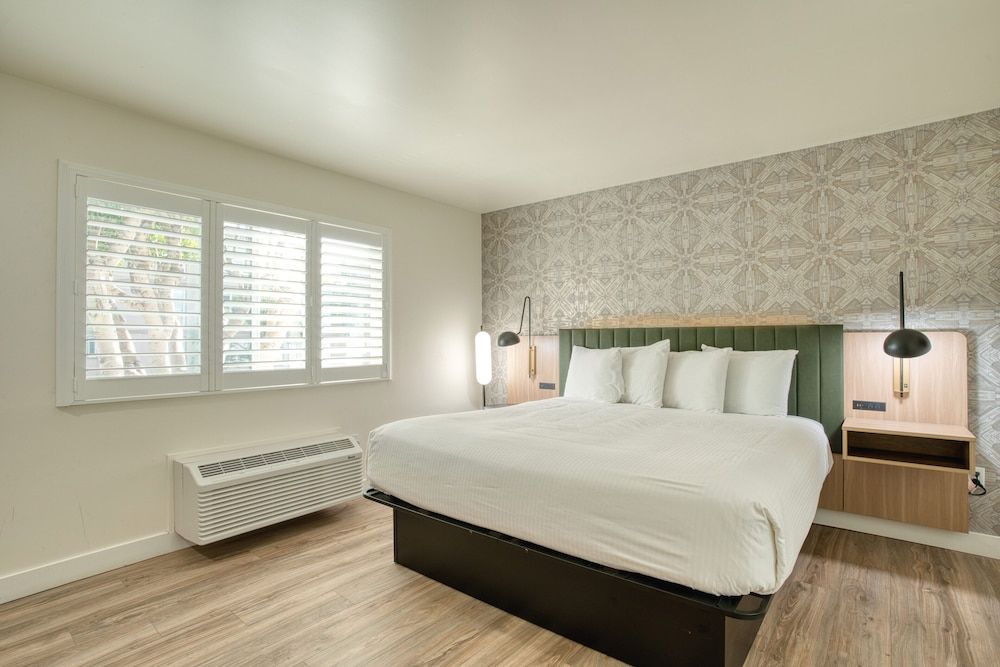 La Casa Inn Deluxe Room, 1 King Bed 8