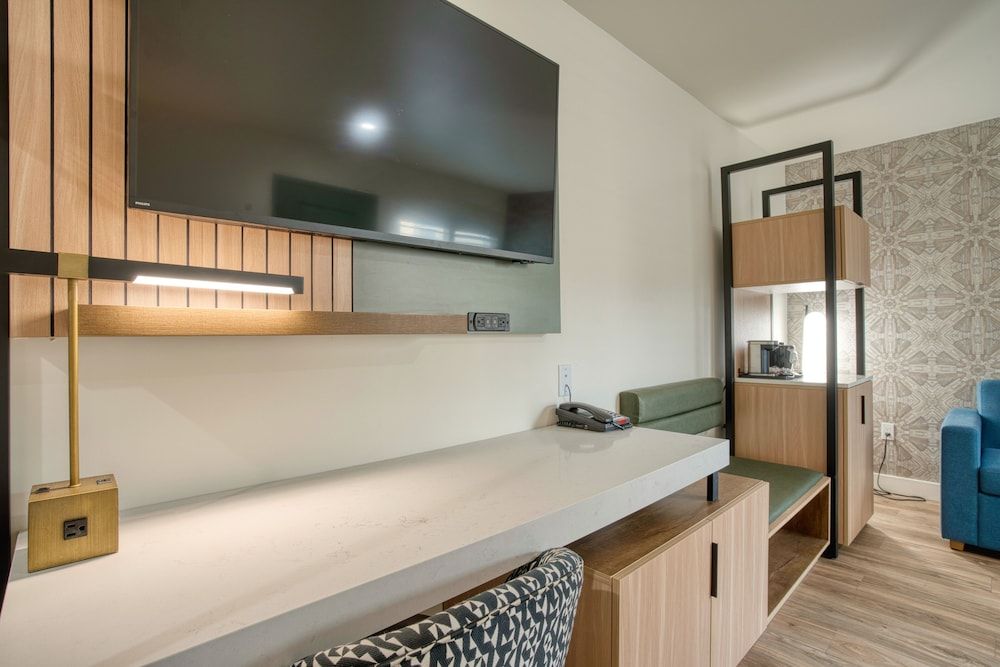 La Casa Inn Deluxe Room, 1 King Bed 40