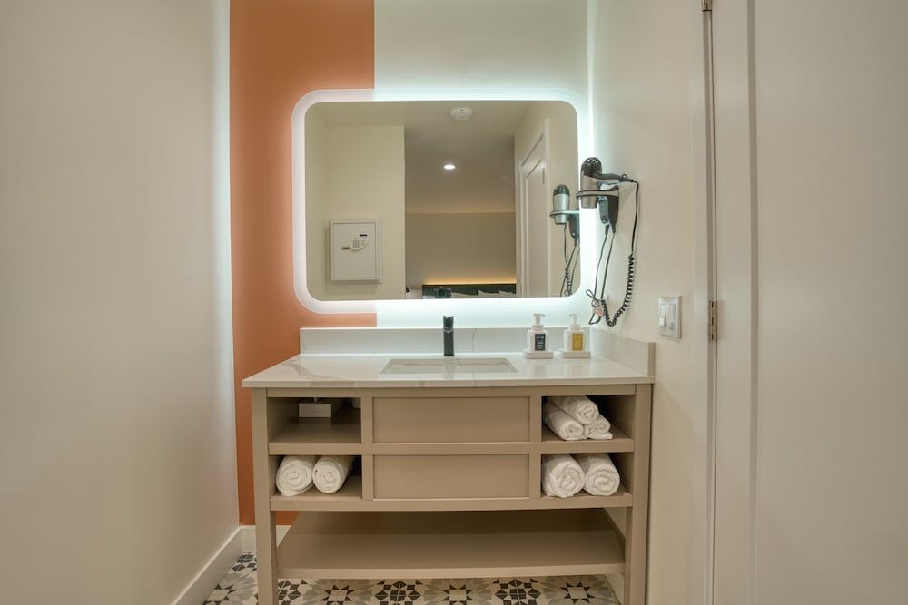 La Casa Inn Deluxe Room, 1 King Bed 25