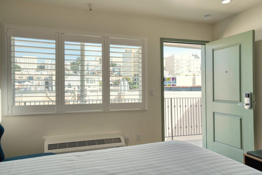 La Casa Inn Deluxe Room, 1 King Bed 42