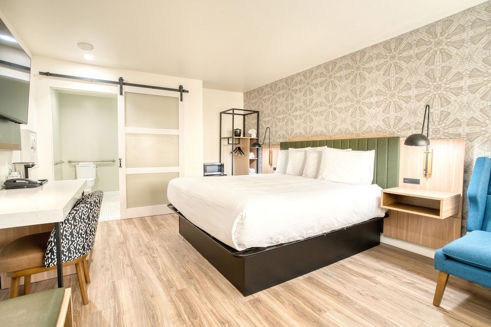 La Casa Inn Deluxe Room, 1 King Bed 11