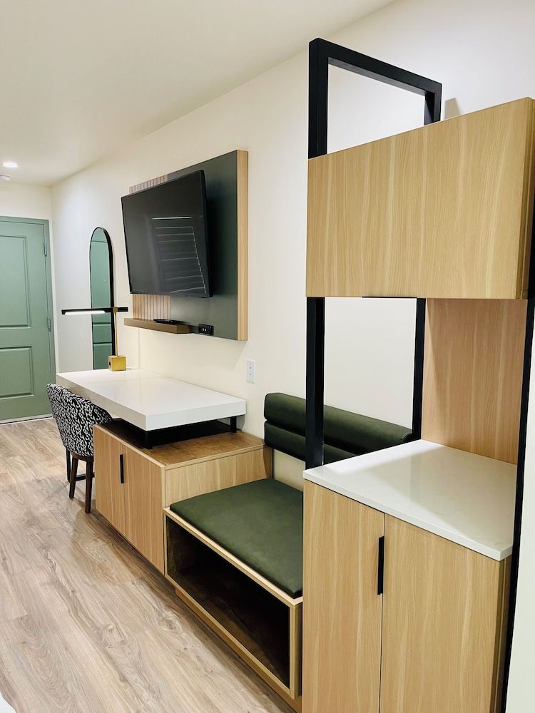 La Casa Inn Deluxe Room, 1 King Bed 36