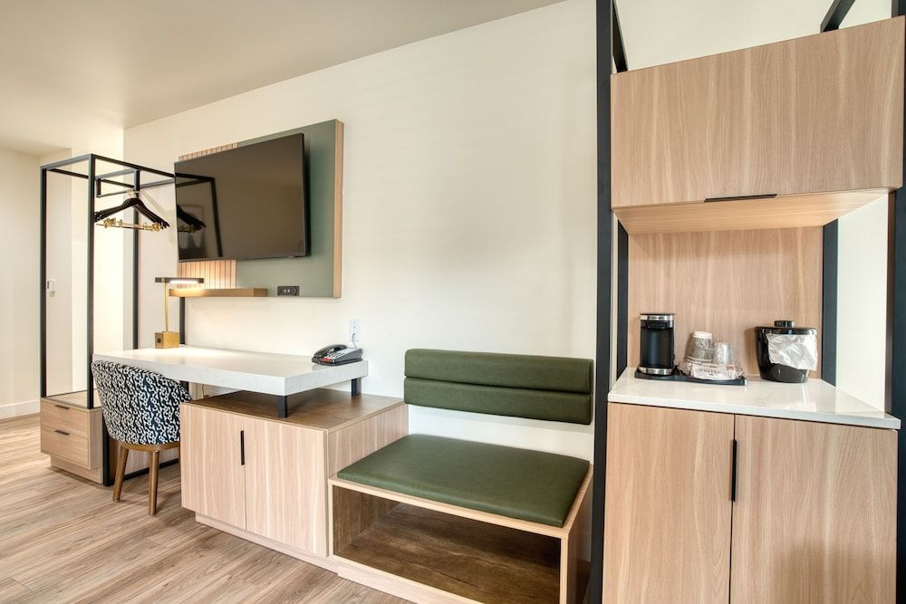 La Casa Inn Deluxe Room, 1 King Bed 39