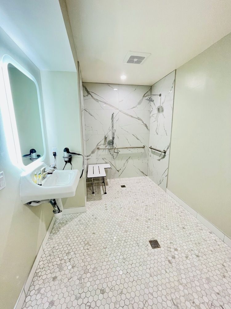 La Casa Inn Deluxe Room, 1 King Bed 18