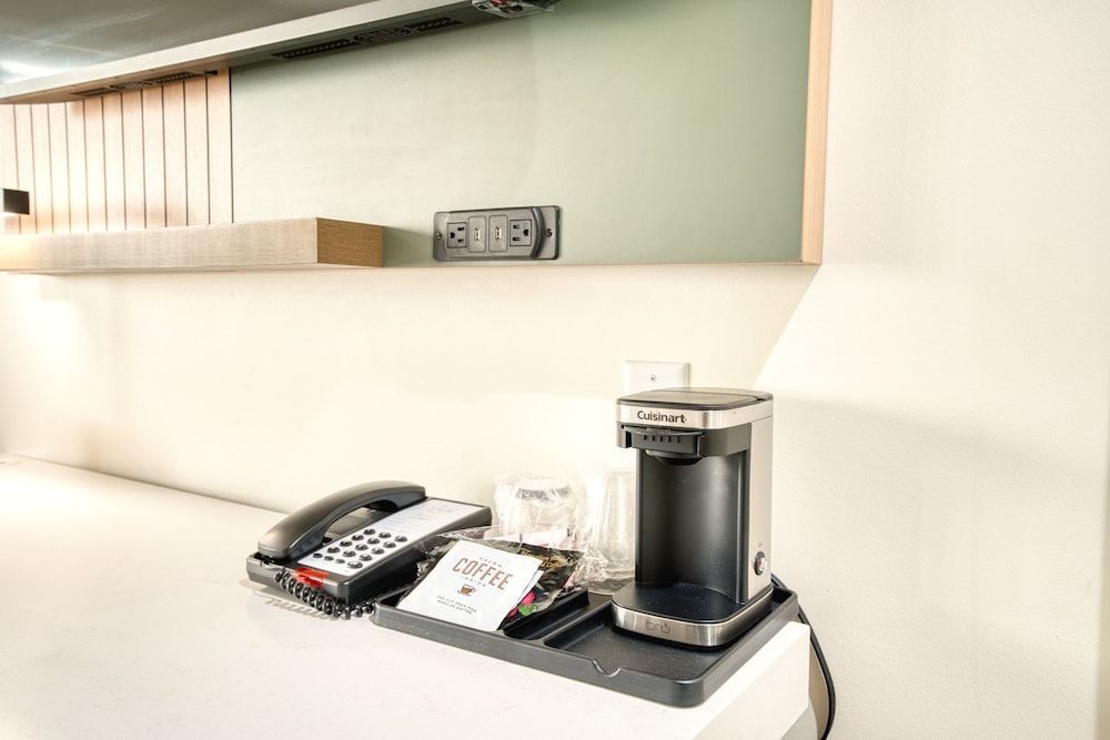 La Casa Inn Deluxe Room, 1 King Bed 43