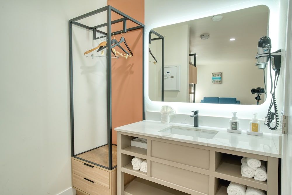 La Casa Inn Deluxe Room, 1 King Bed 27