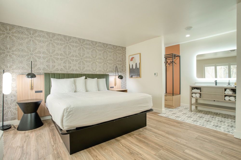 La Casa Inn Deluxe Room, 1 King Bed 7